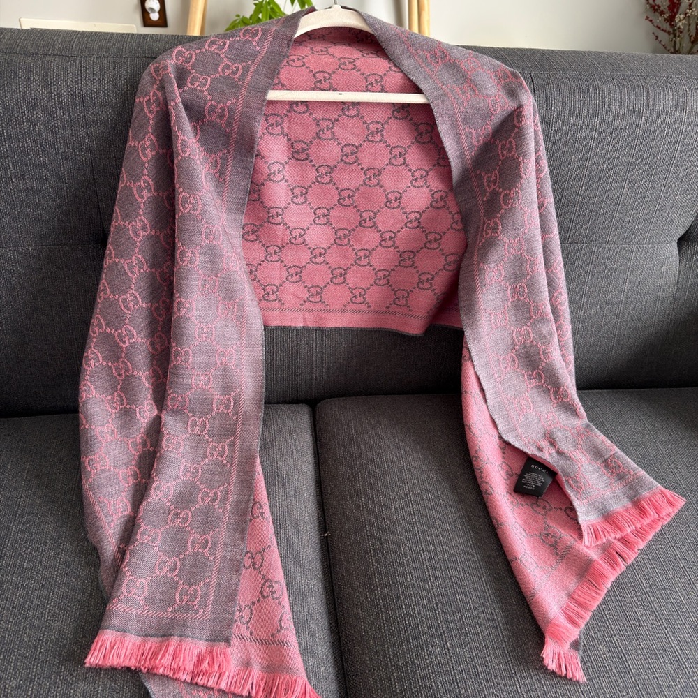 Authentic Gucci Pink and Gray Logo wool  Scarf